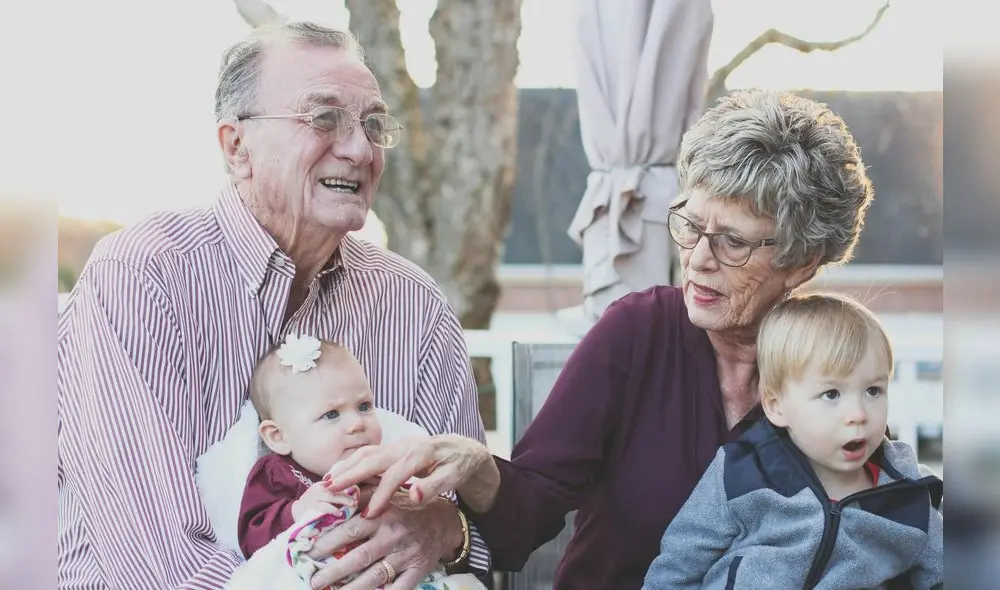 La educación de los abuelos, especialmente si alcanzaron estudios universitarios, puede influir positivamente en la edad biológica de sus nietos, mostrando un envejecimiento celular más lento. Foto: Pexels