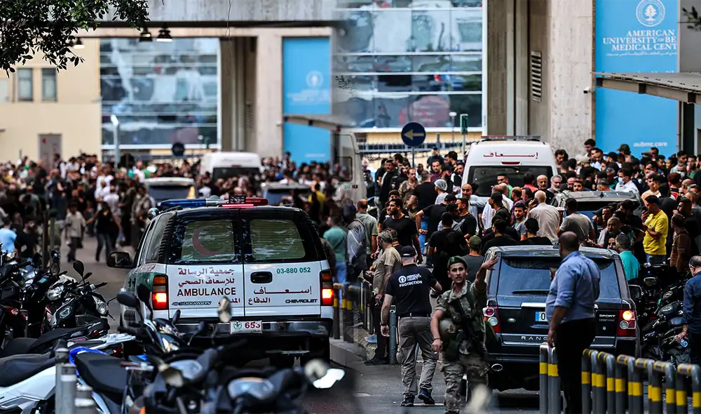 Según fuentes de seguridad citadas por Reuters, estos aparatos eran utilizados por Hezbollah para mantener sus comunicaciones seguras y discretas. Foto: Composición LR/AFP. Según fuentes de seguridad citadas por Reuters, estos aparatos eran utilizados por Hezbollah para mantener sus comunicaciones seguras y discretas. Foto: Composición LR/AFP.