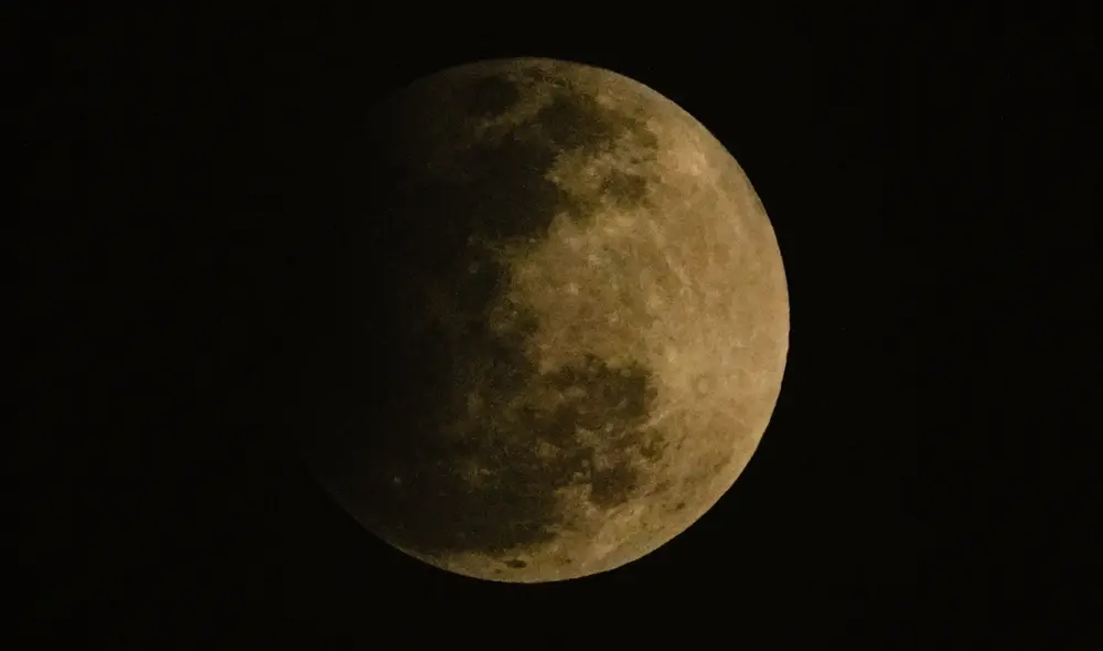 El eclipse lunar parcial pudo observarse desde algunas partes de Lima pese al cielo nublado. Foto: John Reyes / La República