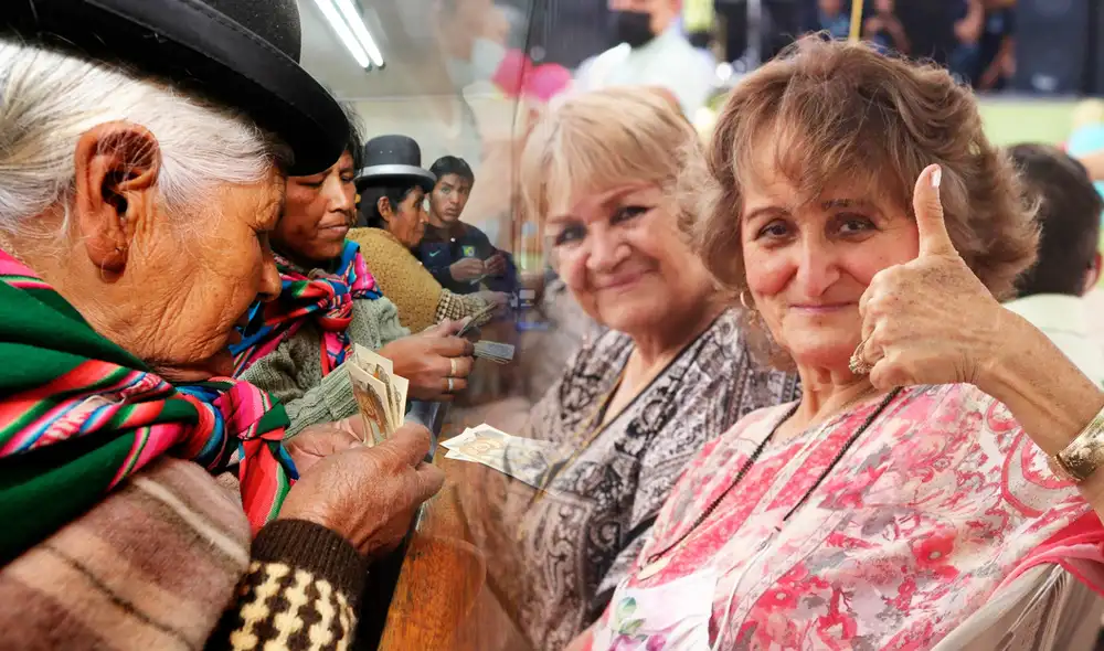 El envejecimiento poblacional en América Latina plantea desafíos importantes para los sistemas de pensiones. Foto: composición LR/La Razón/Asamblea Legislativa El envejecimiento poblacional en América Latina plantea desafíos importantes para los sistemas de pensiones. Foto: composición LR/La Razón/Asamblea Legislativa