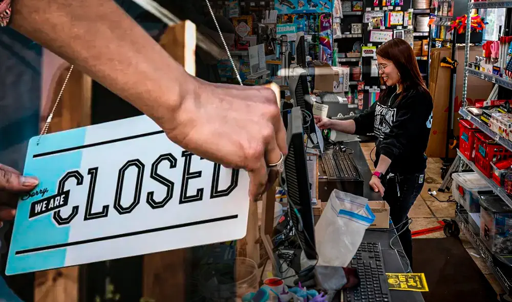 Cierre de reconocida tienda en Estados Unidos asombra a diversos compradores | Composición Gerson Cardoso /Foto: La República/ AFP
