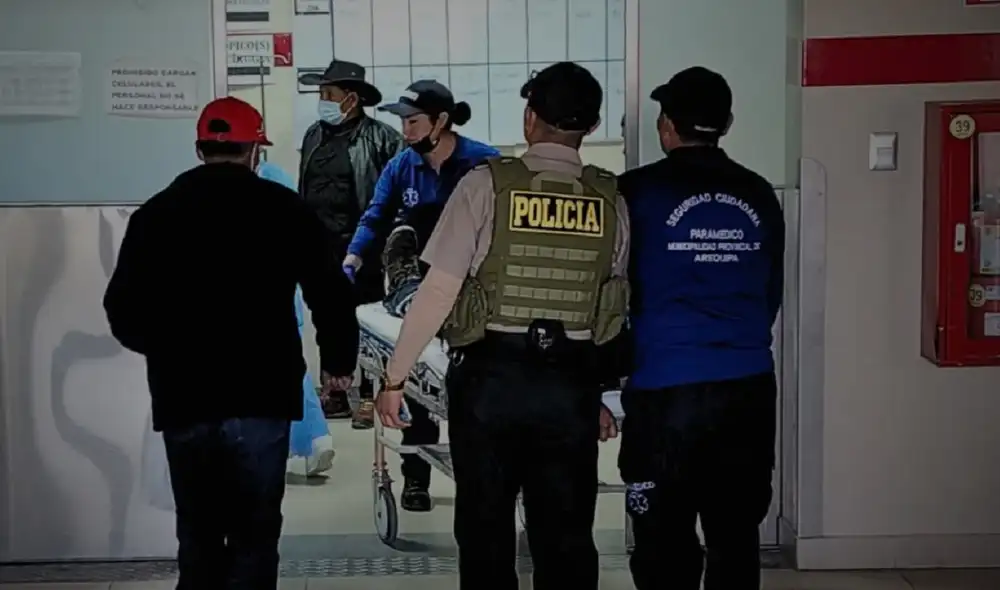 Joven fue llevada hasta el hospital debido a la graves heridas. Foto: Dilo fuerte Arequipa