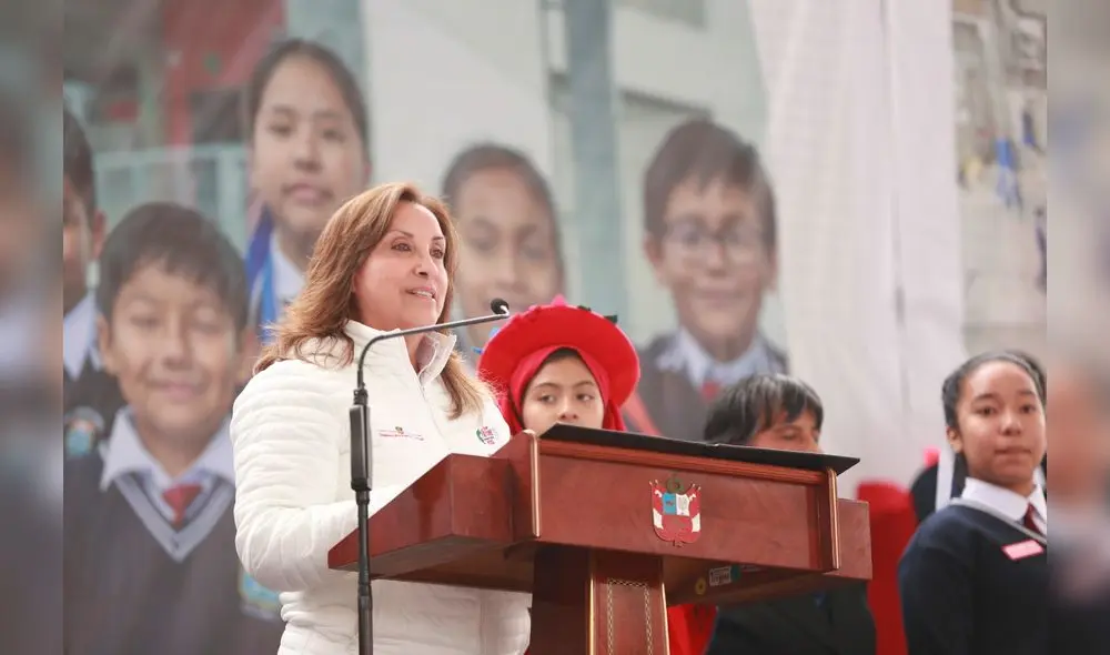 Mandataria usó referencias del personaje Chucky para atacar a la prensa, en inauguración de escuela.