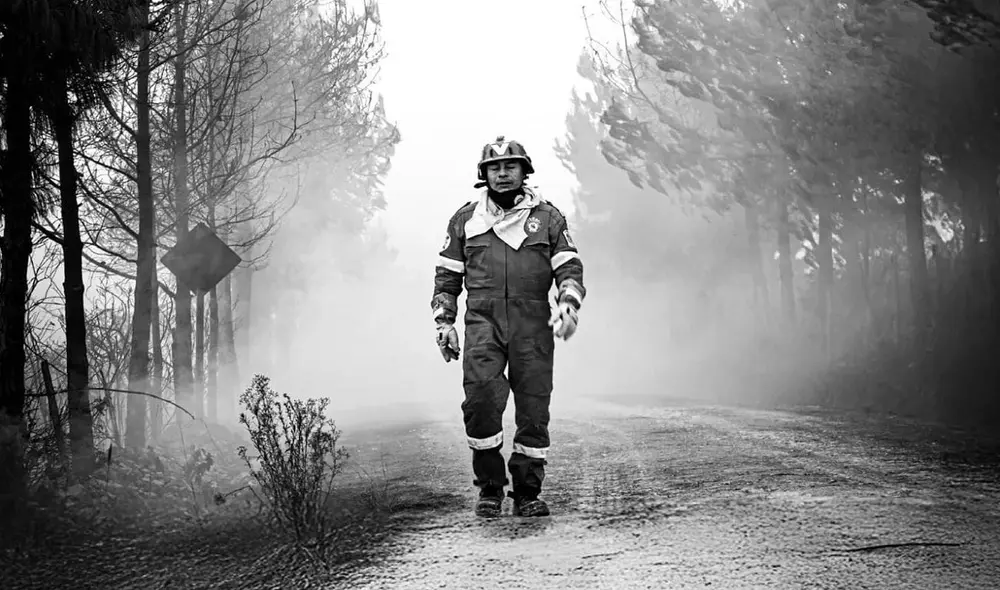 Percy Castañeda, Comandante de bomberos de Amazonas, saliendo de uno de los incendios. Foto: Difusión