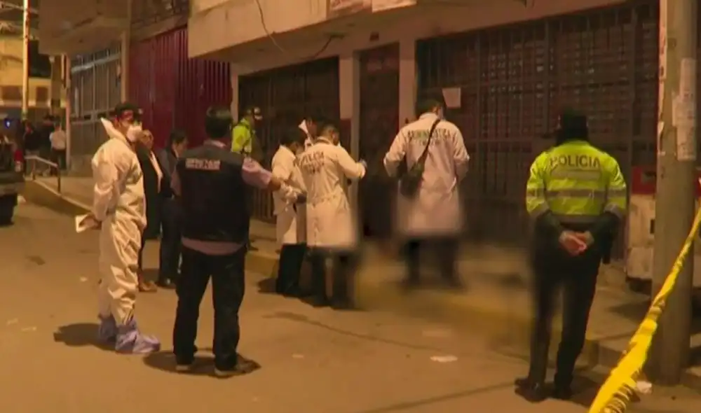 Peritos de criminalística llegaron al lugar de los hechos a revisar el cadáver. Foto: Captura/América Peritos de criminalística llegaron al lugar de los hechos a revisar el cadáver. Foto: Captura/América