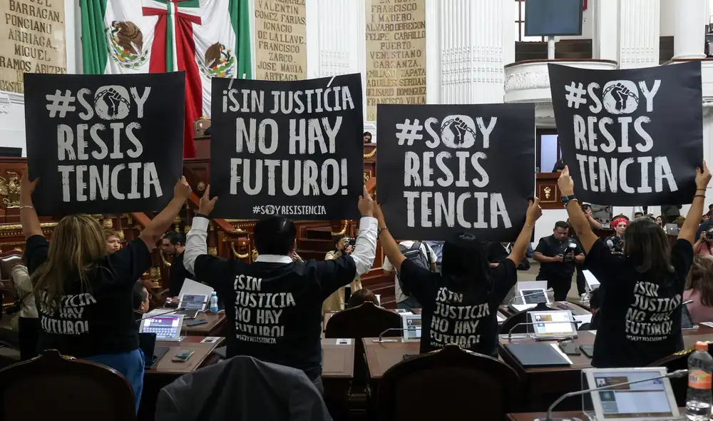 Legisladores y opositores a la reforma judicial expresan su desacuerdo con carteles y polos en el Palacio Legislativo. Foto: AFP