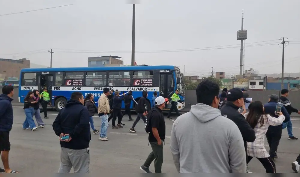Protesta. Decenas de manifestantes, entre choferes y cobradores de empresas que sufrieron ataques de delincuentes, dejaron de trabajar para exigir al Gobierno medidas de seguridad. Protesta. Decenas de manifestantes, entre choferes y cobradores de empresas que sufrieron ataques de delincuentes, dejaron de trabajar para exigir al Gobierno medidas de seguridad.
