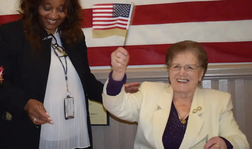 Conoce la historia de la mujer de 100 años que logró conseguir su ciudadanía americana. Foto: O Journal Conoce la historia de la mujer de 100 años que logró conseguir su ciudadanía americana. Foto: O Journal