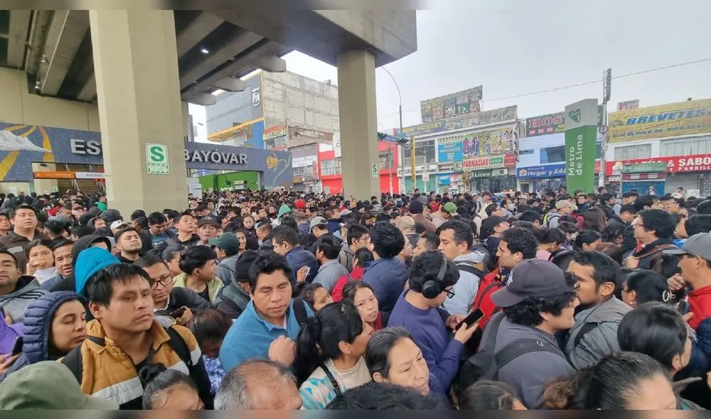 Ciudadanos formaron largas colas para intentar llegar hacia sus destino finales. Foto: La República