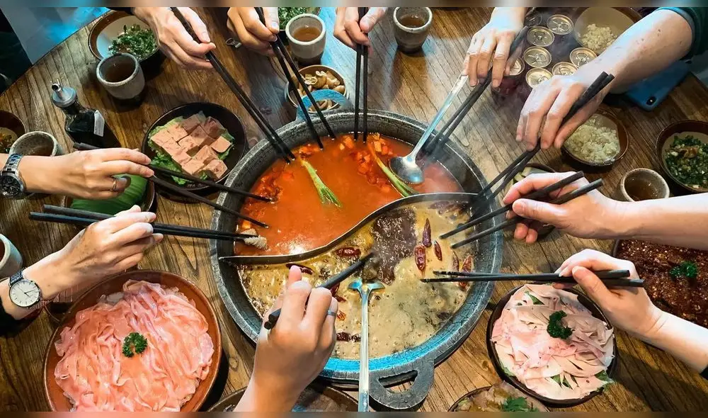 El Hot pot consiste en una olla de caldo hirviendo en la que los comensales cocinan su propia comida. Foto: Ara.cat El Hot pot consiste en una olla de caldo hirviendo en la que los comensales cocinan su propia comida. Foto: Ara.cat