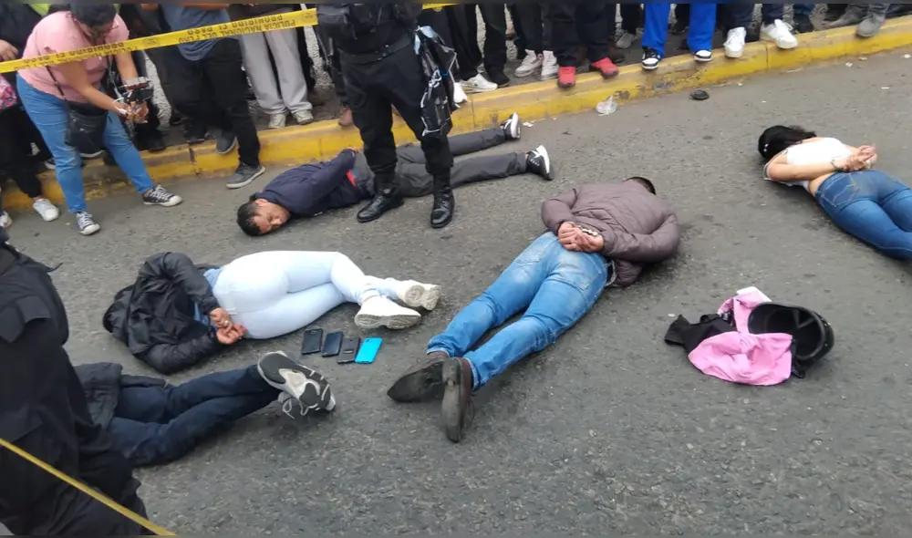Delincuentes fueron reducidos afuera del centro comercial. Foto: PNP Delincuentes fueron reducidos afuera del centro comercial. Foto: PNP