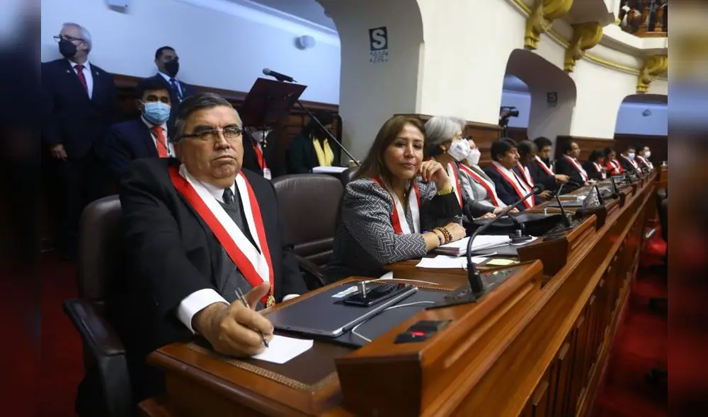 Elizabeth Medina y Alex Paredes están en otras bancadas, pero son militantes de Somos Perú.