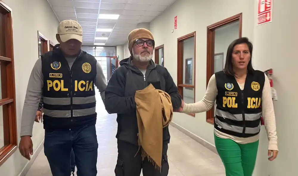 Retenido. Andrés Hurtado siendo llevado al despacho del fiscal Alcides Chinchay. Foto: difusión Retenido. Andrés Hurtado siendo llevado al despacho del fiscal Alcides Chinchay. Foto: difusión