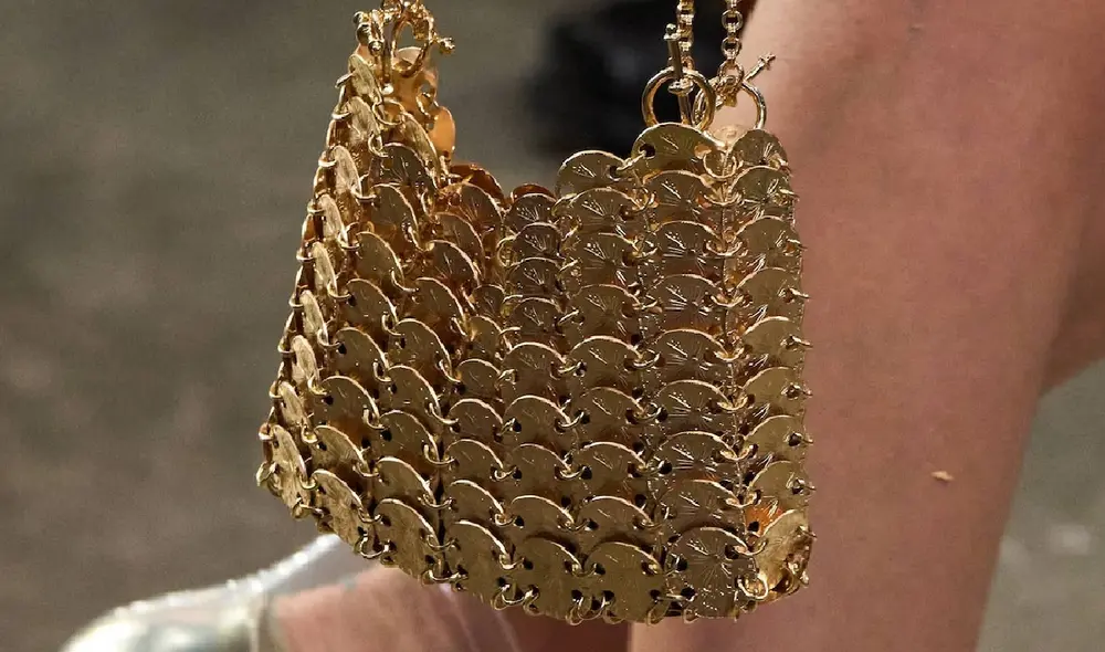 El bolso rinde homenaje a Françoise Hardy, quien hace 45 años llevó un vestido de oro. Foto: ¡Hola!