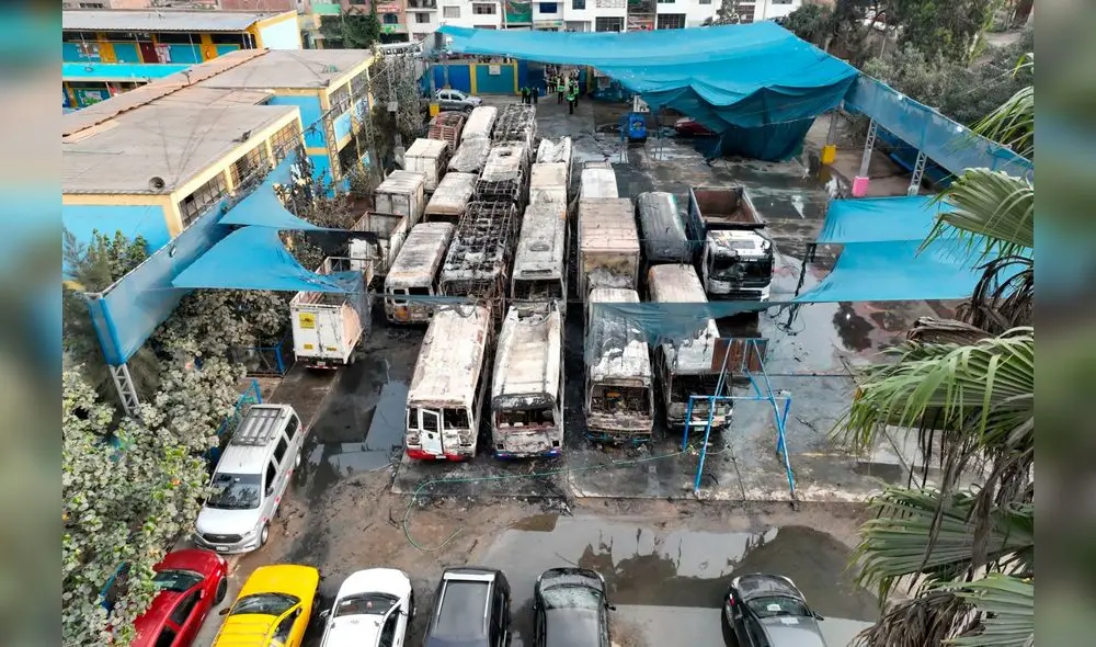 Calcinados. Así quedaron las 25 unidades de transporte tras registrarse el incendio en Independencia. Calcinados. Así quedaron las 25 unidades de transporte tras registrarse el incendio en Independencia.