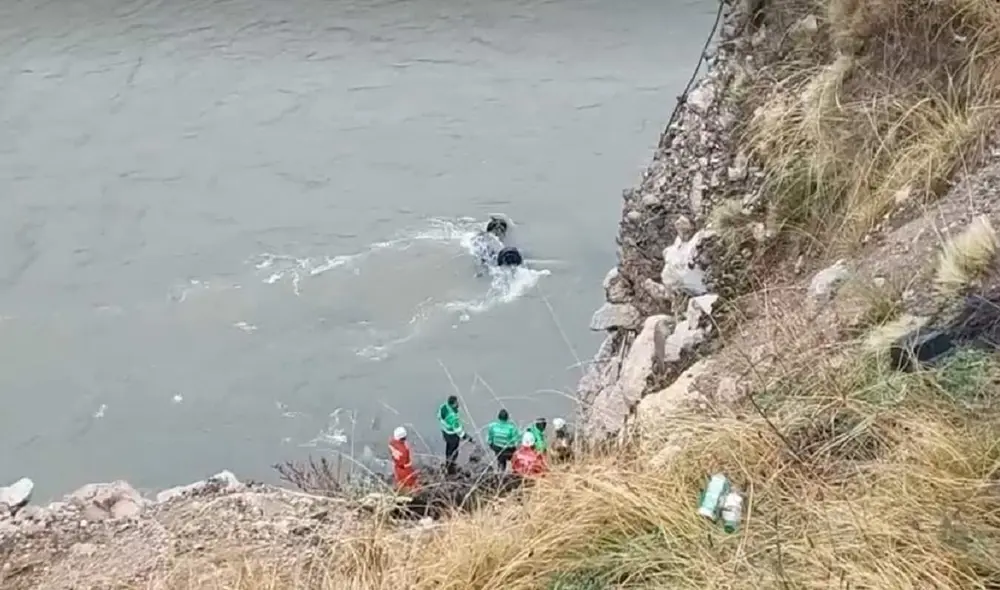 Conductor habría perdido el control del vehículo en una curva peligrosa de la carretera, lo que provocó que este cayera al caudaloso río Mantaro. Foto: Radio mix