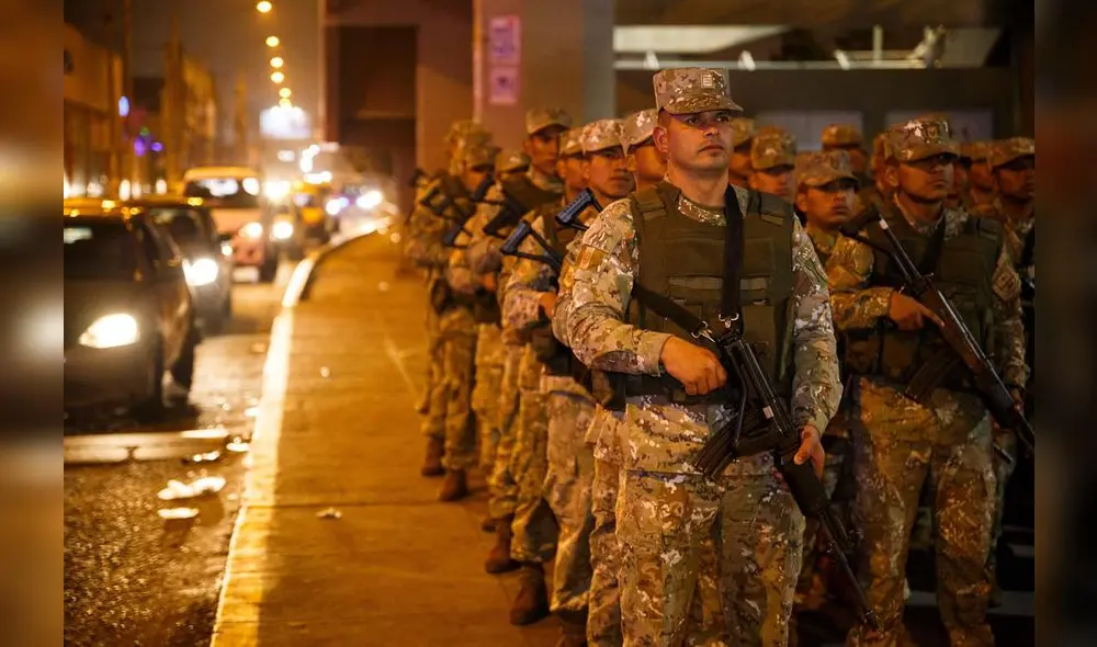 Día uno. Soldados se movilizaron por algunos distritos de Lima, básicamente, para cumplir acciones disuasivas. Foto: Mindef