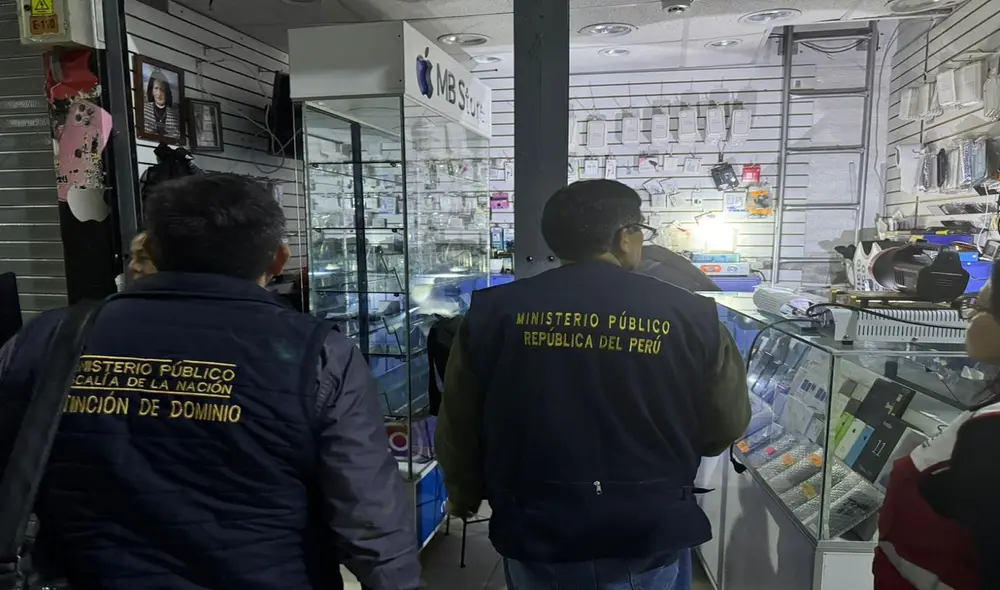 Ministerio Público investiga celulares incautados. El operativo de allanamiento empezó desde tempranas horas. Foto: Rosario Rojas/La República Ministerio Público investiga celulares incautados. El operativo de allanamiento empezó desde tempranas horas. Foto: Rosario Rojas/La República