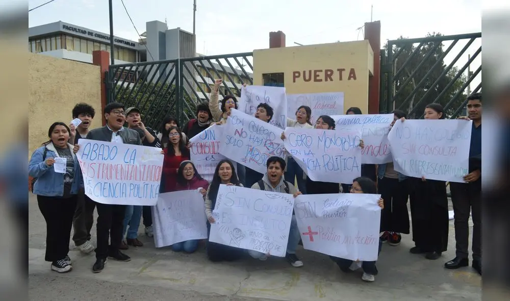 ALZAN LA VOZ. Politólogos y estudiantes de Ciencia Política hicieron un plantón fuera de la Universidad de San Marcos. ALZAN LA VOZ. Politólogos y estudiantes de Ciencia Política hicieron un plantón fuera de la Universidad de San Marcos.