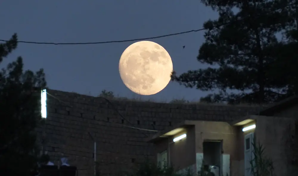 La luna llena se ve desde cualquier lunar del mundo en el lado nocturno de la Tierra. Foto: AFP