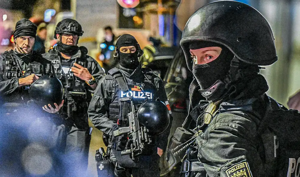 El tirador, aún prófugo, fue descrito como un joven de entre 18 y 24 años, de complexión delgada. Foto: Composición LR/Marius Bulling/DPA.