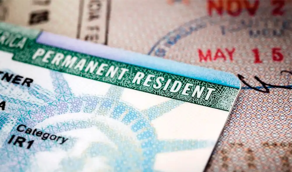 Obtener una Green Card permite a una persona vivir y trabajar de manera indefinida en el país. Foto: CNN