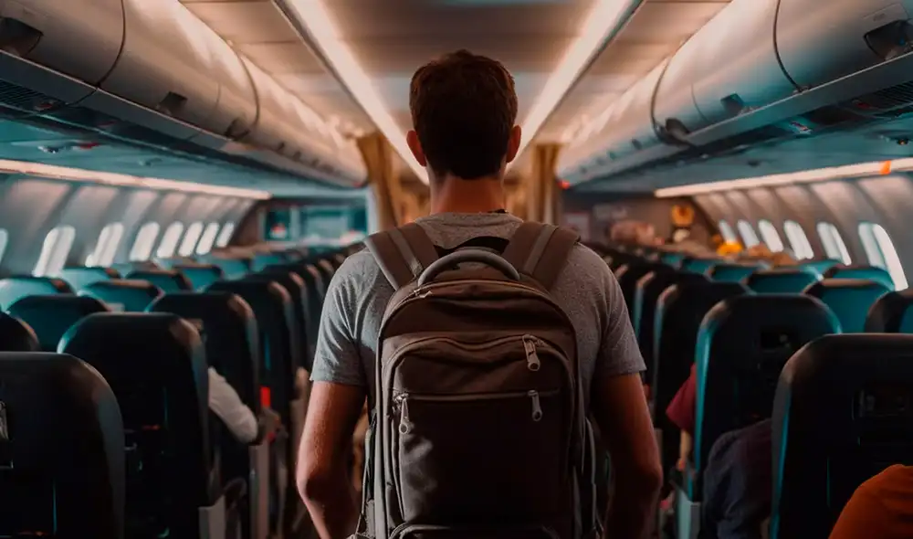 Las dimensiones y el peso máximo del equipaje de mano varían según la aerolínea, pero generalmente hay límites establecidos. Foto: BBVA