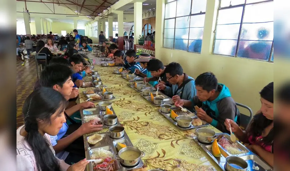 El candidato Carlos Infante considera que la capacidad de atención del comedor universitario es preocupante: de 11000 alumnos acceden 1700, en su mayoría provenientes de zonas de extrema pobreza. El candidato Carlos Infante considera que la capacidad de atención del comedor universitario es preocupante: de 11000 alumnos acceden 1700, en su mayoría provenientes de zonas de extrema pobreza.