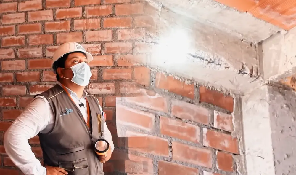 Ingeniero civil queda sorprendido por los fierros expuestos, el corte de vigas y tuberías sueltas en la construcción de una casa en Carabayllo. Foto: composición LR/Ingeniería para ti