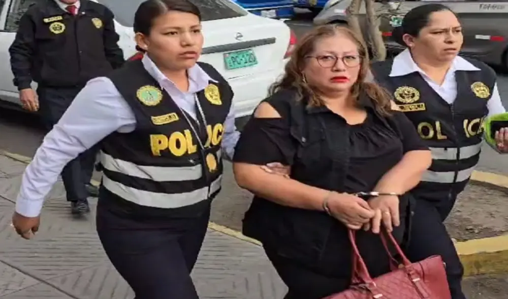 Mujer fue llevada a la Divincri para ser investigada por estafa. Foto: Wilder Pari/ La República Mujer fue llevada a la Divincri para ser investigada por estafa. Foto: Wilder Pari/ La República