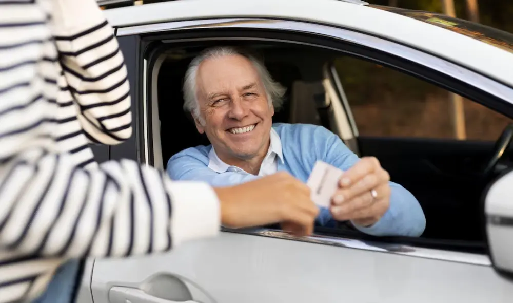 En 2024, la DMV de California implementará cambios que simplificarán el proceso de renovación de licencias para adultos mayores. Foto: Freepik En 2024, la DMV de California implementará cambios que simplificarán el proceso de renovación de licencias para adultos mayores. Foto: Freepik