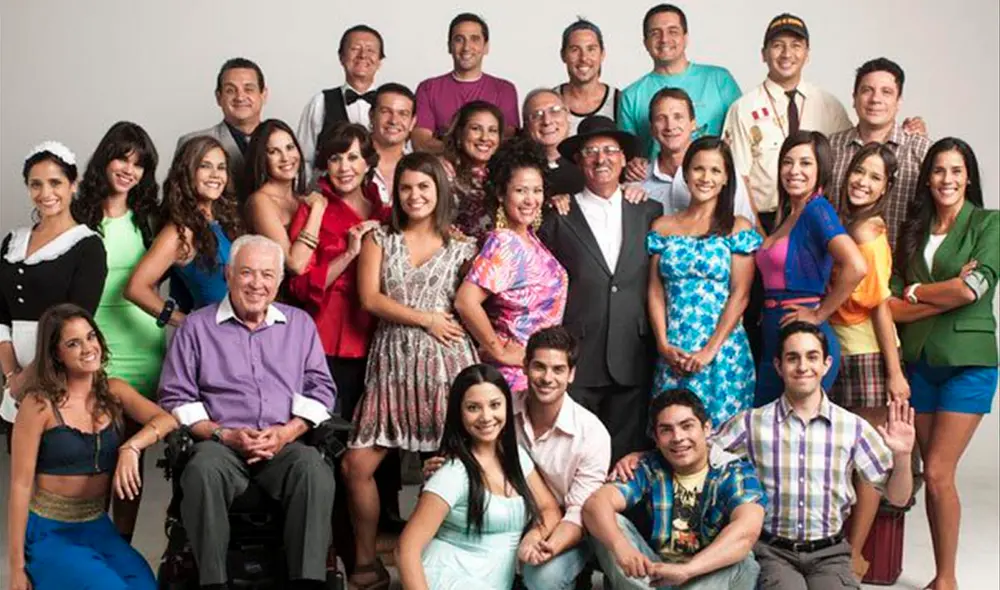 Elenco de la octava temporada de 'Al fondo hay sitio' sin las villanas de la historia. Foto: América  Tv.