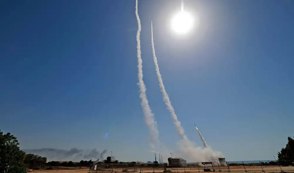 Las autoridades israelíes no reportan daños ni víctimas como resultado del ataque y confirmaron la exitoso interceptación del misil. Foto: AFP Las autoridades israelíes no reportan daños ni víctimas como resultado del ataque y confirmaron la exitoso interceptación del misil. Foto: AFP