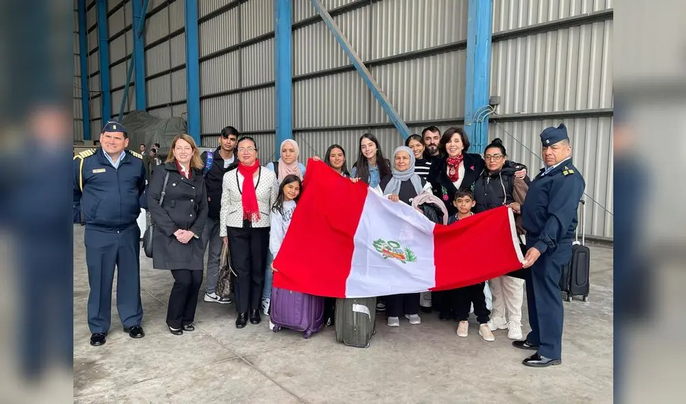 Compatriotas y sus familiares, al momento de su llegada a Santiago. Difusión Compatriotas y sus familiares, al momento de su llegada a Santiago. Difusión