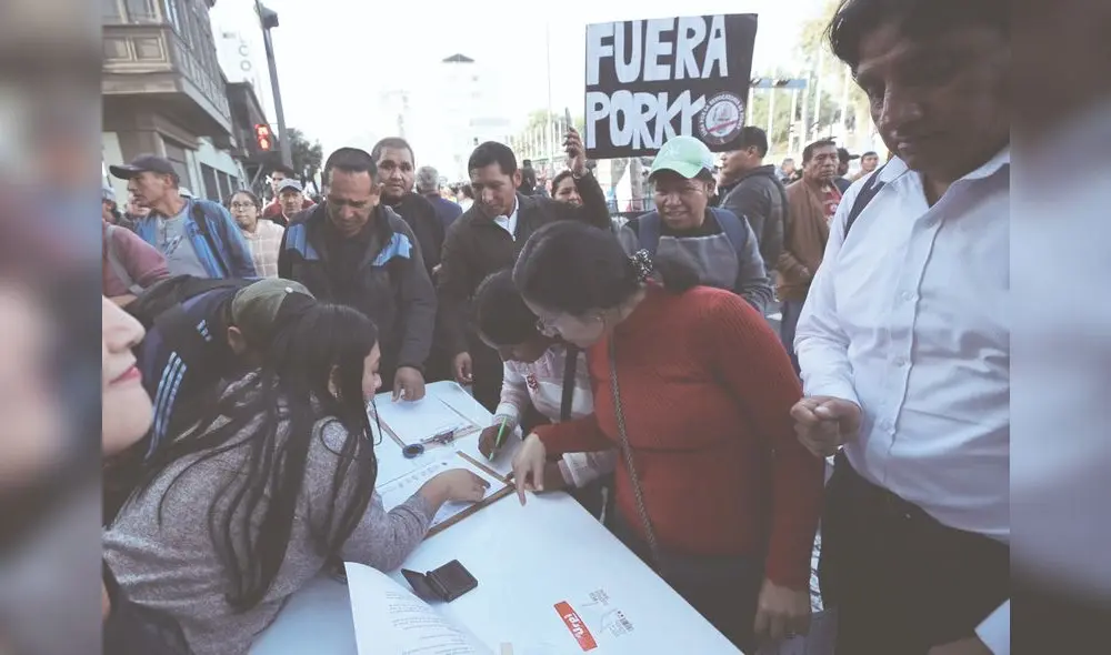 Ciro Silva, promotor de la revocatoria del alcalde de Lima, dijo que han tenido muchas dificultades para conseguir el 25% de firmas. Ciro Silva, promotor de la revocatoria del alcalde de Lima, dijo que han tenido muchas dificultades para conseguir el 25% de firmas.