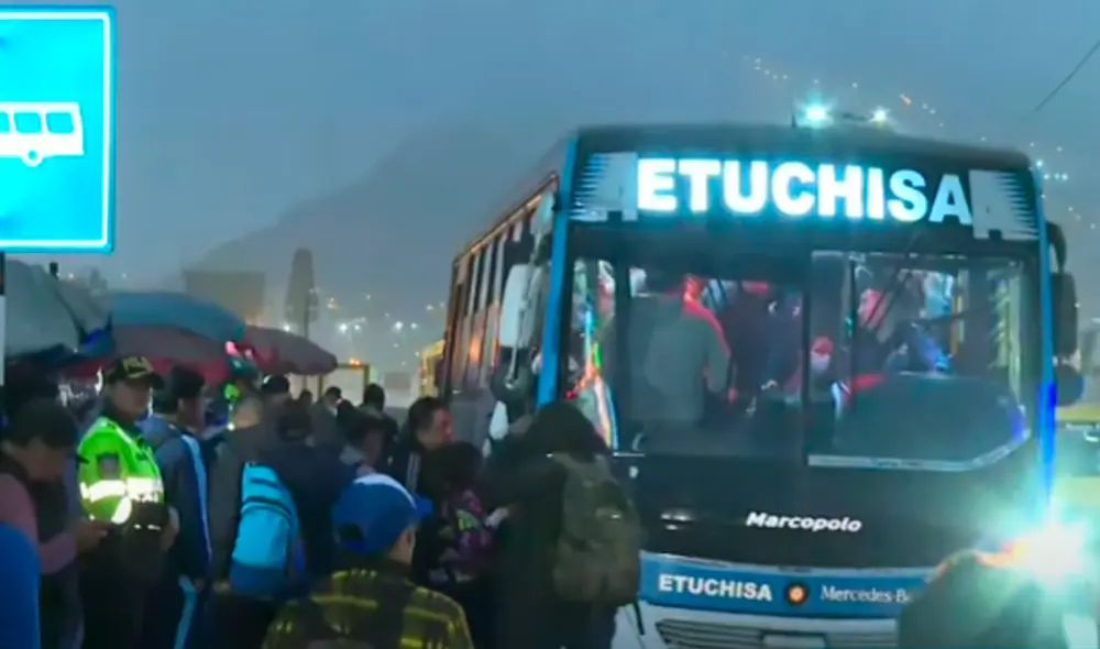 Empresa Etuchisa no acató el paro de transportistas. Foto: captura Latina TV Empresa Etuchisa no acató el paro de transportistas. Foto: captura Latina TV