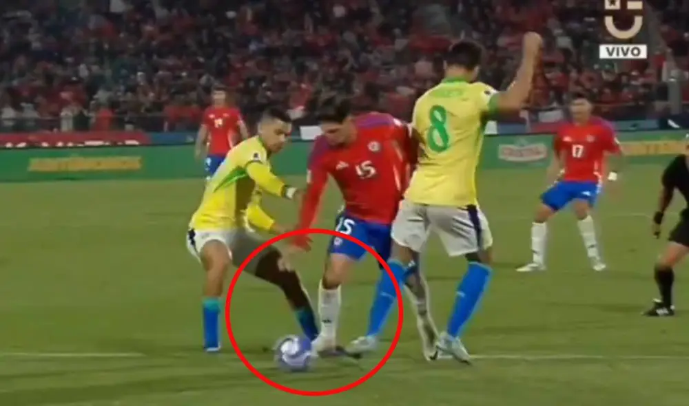 Lucas Paquetá aparentemente trabó con su pie izquierdo a Valdés en el área. Foto: captura de Chilevisión