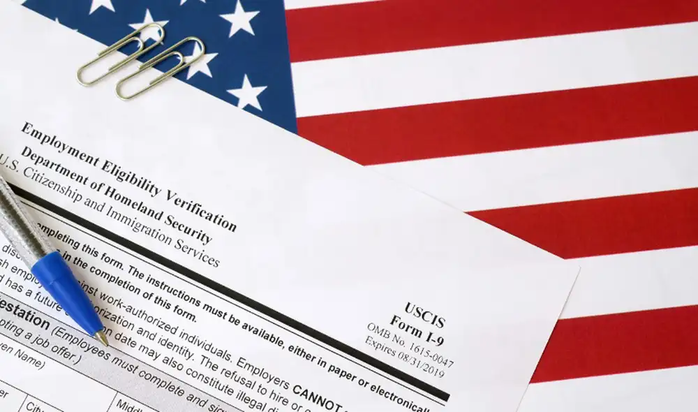 E-Verify es un sistema electrónico gratuito que permite a los empleadores en Estados Unidos verificar la elegibilidad de empleo de sus nuevos empleados. Foto: USCIS