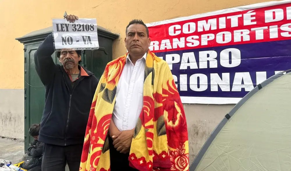 Walter Carrera, presidente de ASOTRAMI y otros dirigentes instaron a los parlamentarios a tratar hoy la derogación de leyes que consideran perjudiciales. Foto: Marcia Chahua/LR Walter Carrera, presidente de ASOTRAMI y otros dirigentes instaron a los parlamentarios a tratar hoy la derogación de leyes que consideran perjudiciales. Foto: Marcia Chahua/LR