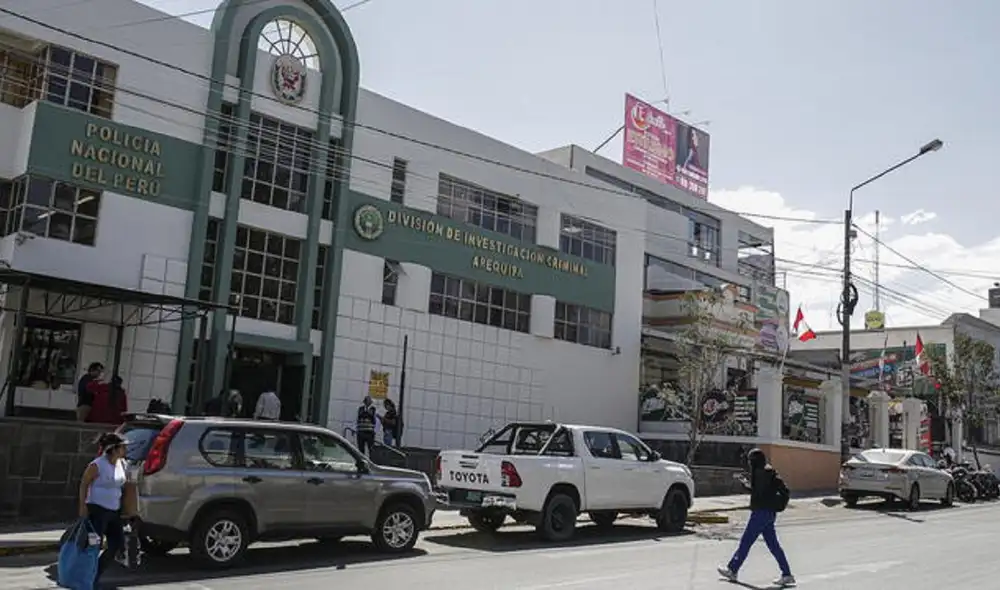 Policía revisas los números telefónicos donde llegan los mensajes a empresaria. Foto: La República