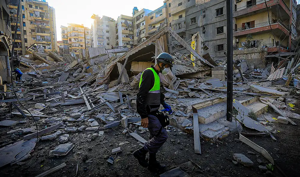 Israel intensifica su campaña militar en Líbano y Gaza, donde los enfrentamientos han dejado más de 2,100 muertos en un año, destacando la preocupante situación humanitaria y el aumento de desplazados. Foto: AFP