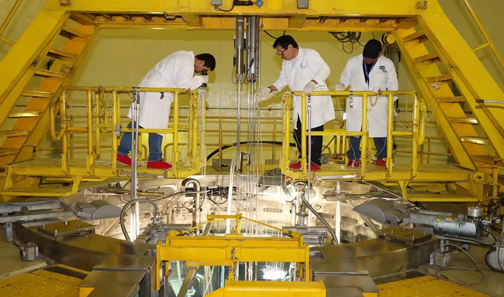 Científicos en la boca del reactor de Huarangal, el corazón de una central nuclear que ha logrado avances en distintos ámbitos para el país. Foto: IPEN Científicos en la boca del reactor de Huarangal, el corazón de una central nuclear que ha logrado avances en distintos ámbitos para el país. Foto: IPEN