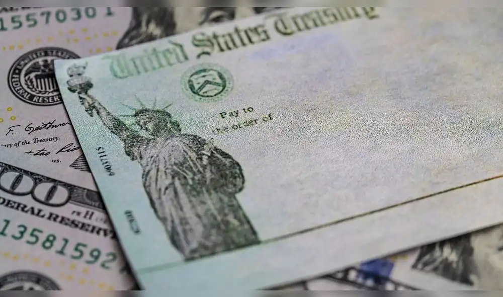 El pago del cheque de estímulo en EE. UU. es una medida para aliviar los problemas financieros de diversas familias. Foto: Composición LR