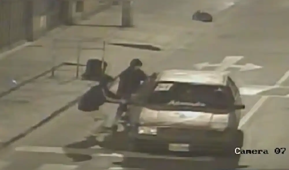 Ladrones huyeron a bordo de un auto color rojo que lo esperó a pocas casas de distancia. Foto: Captura Panamericana Televisión Ladrones huyeron a bordo de un auto color rojo que lo esperó a pocas casas de distancia. Foto: Captura Panamericana Televisión