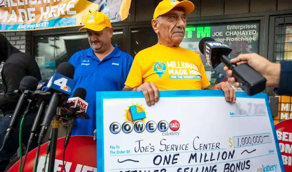 Desde que se conoció la noticia de su premio, todos quieren probar suerte en la tienda que ha sido testigo de la victoria del nuevo multimillonario. Foto: Ámbito Desde que se conoció la noticia de su premio, todos quieren probar suerte en la tienda que ha sido testigo de la victoria del nuevo multimillonario. Foto: Ámbito