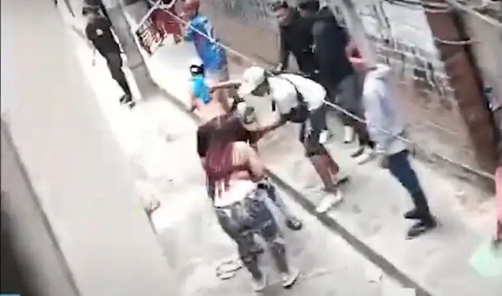 Uno de los polic+oas graedidos sufrió desmayo a conseucneica de los fuertes golpes que recibió por parte de la turba. Foto: captura de pantalla/ Panamericana TV Uno de los polic+oas graedidos sufrió desmayo a conseucneica de los fuertes golpes que recibió por parte de la turba. Foto: captura de pantalla/ Panamericana TV