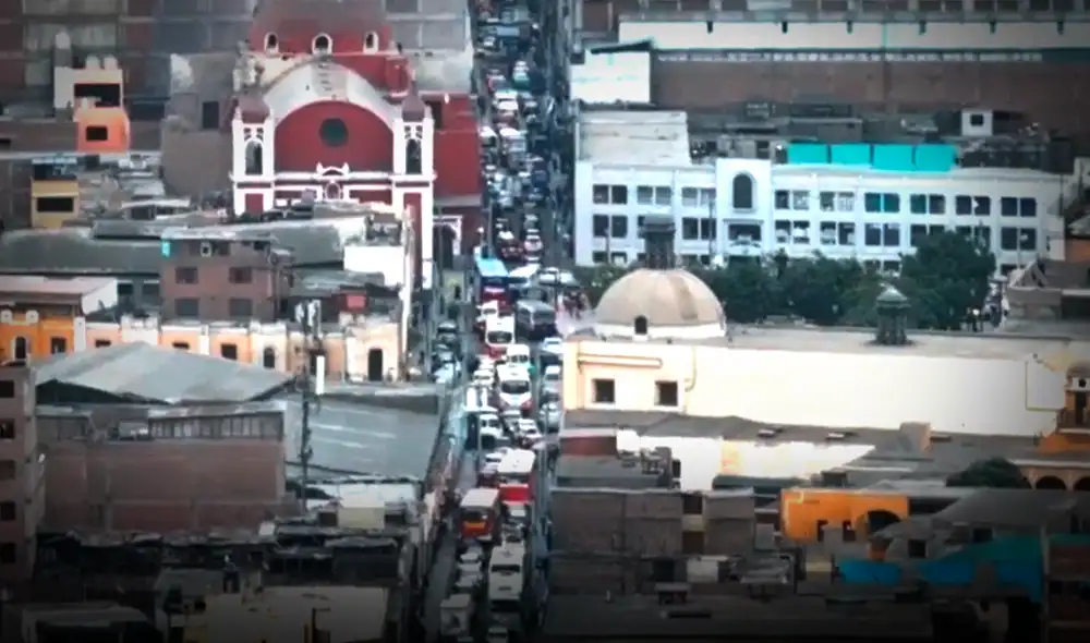 Jirón Amazonas luce congestionado tras el desvío realizado por obras en el Puente Ricardo Palma. Foto: Captura Canal N Jirón Amazonas luce congestionado tras el desvío realizado por obras en el Puente Ricardo Palma. Foto: Captura Canal N