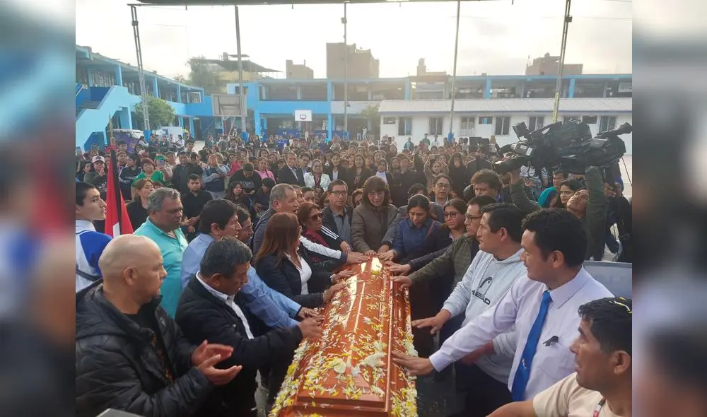 Esposa de docente asesinado en colegio de Ate exige justicia en velatorio: "Lo único que pido es que paremos esto" Esposa de docente asesinado en colegio de Ate exige justicia en velatorio: "Lo único que pido es que paremos esto"