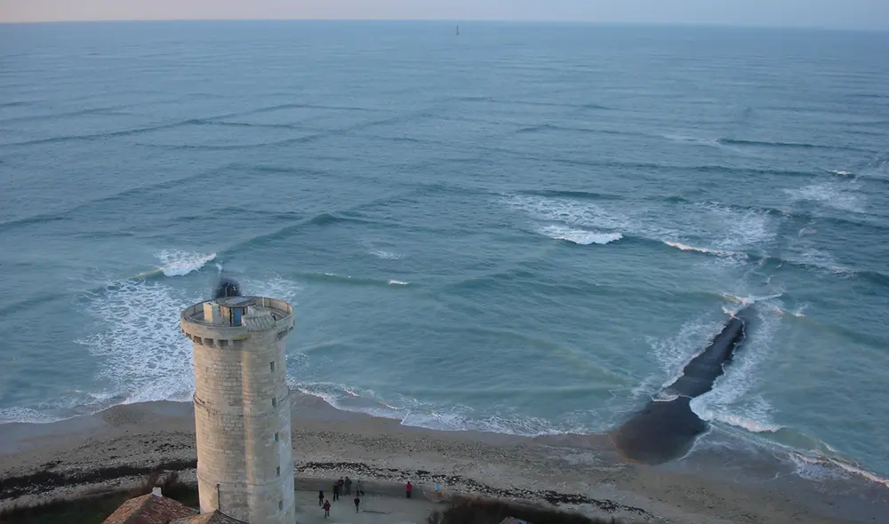 Las olas cuadradas en la isla de Ré son un fenómeno natural extraordinario, pero también representan un grave peligro tanto para embarcaciones. Foto: Captura Holaholaholiday