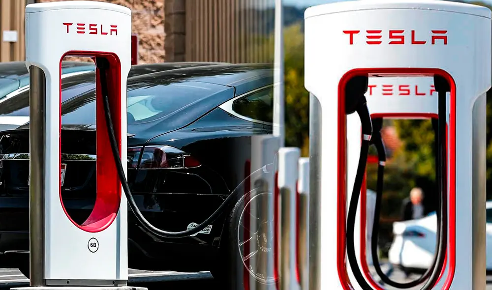 Tesla cuenta con más de 50.000 supercargadores a nivel mundial, consolidándose como la red de carga rápida más extensa y confiable. Foto: Composición LR/Hibridos. Tesla cuenta con más de 50.000 supercargadores a nivel mundial, consolidándose como la red de carga rápida más extensa y confiable. Foto: Composición LR/Hibridos.